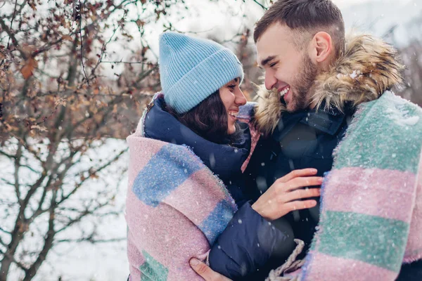 Casal Jovem Apaixonado Andando Rindo Floresta Inverno Pessoas Divertem Sob — Fotografia de Stock