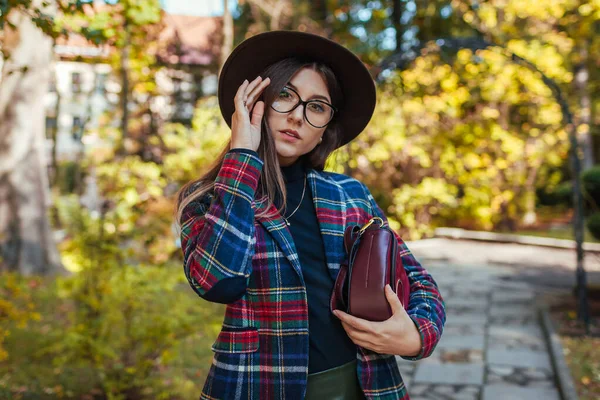 Retrato Mujer Sosteniendo Elegante Bolso Mano Color Burdeos Usando Sombrero — Foto de Stock