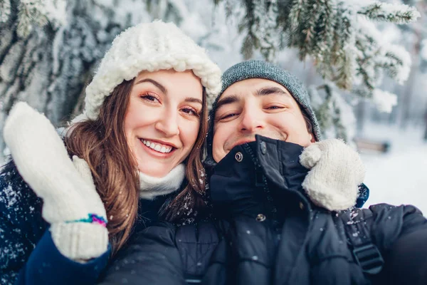 情侣们在雪地的冬季森林里自恋和拥抱 年轻快乐的人在户外散步很开心 情人节 — 图库照片