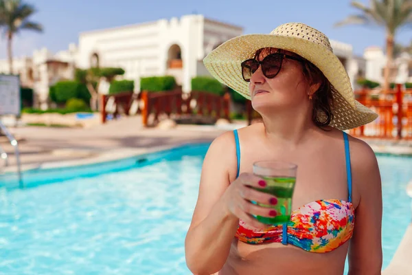 Senior Woman Bikini Drinks Cocktail Hotel Swimming Pool Summer Tropical — Stock Photo, Image