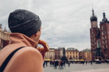 Krakow 'daki Market Meydanı' nda geleneksel Polonya yemeği yiyen turist. Avrupa 'yı gezmek