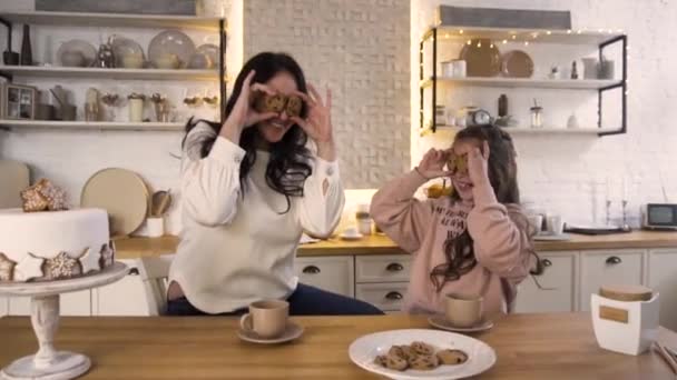Egy Kislányával Kávét Iszik Konyhában Keksszel Család Szórakozás Játszik Cookie — Stock videók
