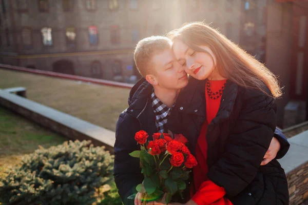 Valentijnsdag Date Man Knuffelende Vriendin Met Boeket Rode Rozen Buiten — Stockfoto