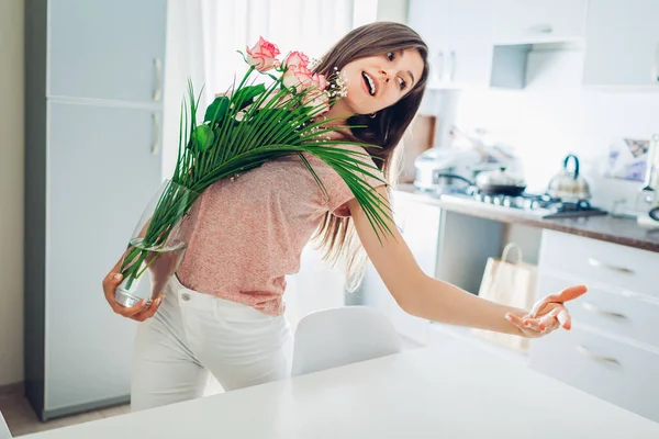 Mujer Feliz Pone Jarrón Con Flores Bailando Cantando Niña Cuidando — Foto de Stock