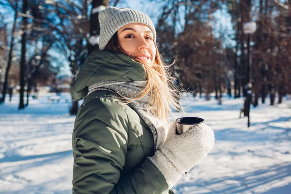 Kvinna Dricker Varmt Med Vakuumkolv Vinterparken Drycker Att Värma Upp — Stockfoto