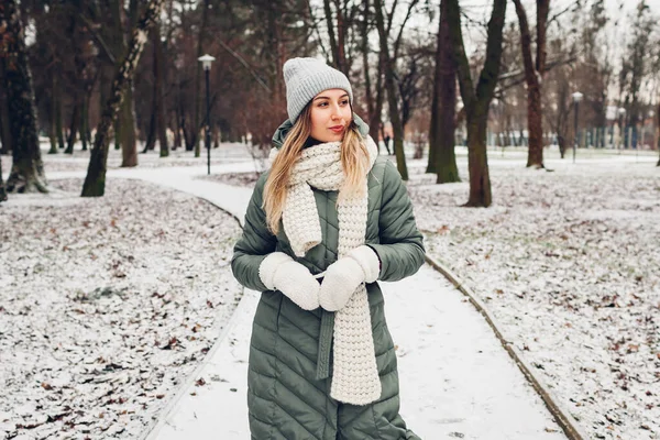 Vintermode Porträtt Ung Kvinna Bär Lång Grön Rock Med Halsduk — Stockfoto