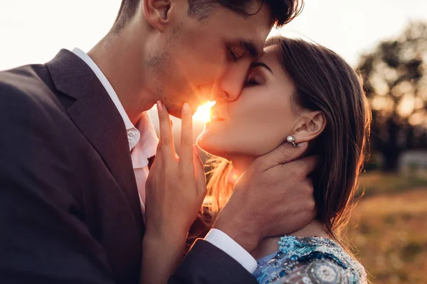 日没時に山の中でキス結婚式のカップルを愛する 夏のカルパティアの花嫁と新郎の肖像画 バレンタインデーのロマンス — ストック写真