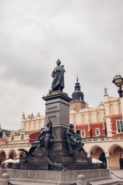 Adam Mickiewicz heykeli Krakow, Polonya 'da pazar meydanında. Meşhur ilgi alanları ve antik simgeler.