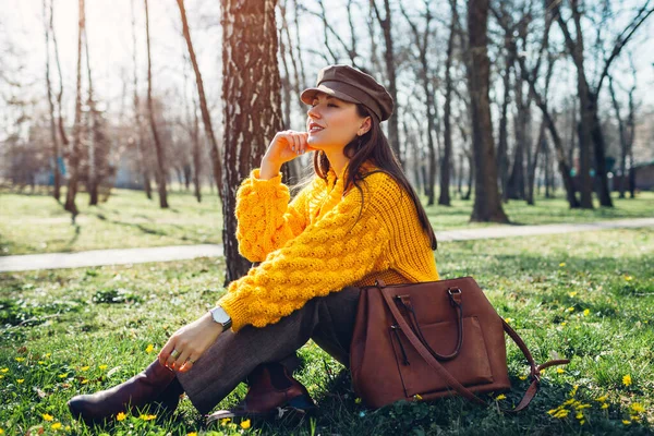 Jovem Mulher Vestindo Elegante Camisola Amarela Com Chapéu Bolsa Relaxante — Fotografia de Stock