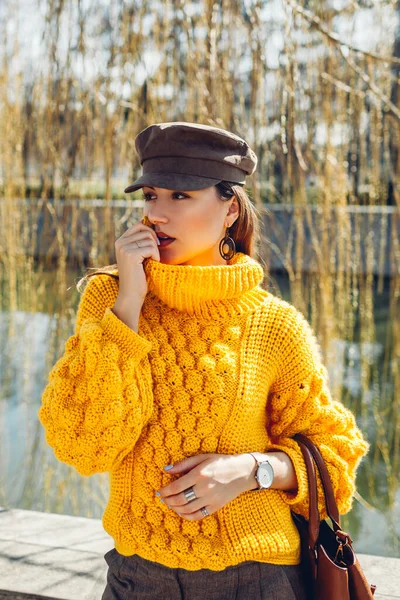 Mujer Joven Con Elegante Suéter Amarillo Con Sombrero Bolso Mano — Foto de Stock