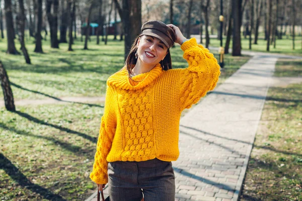 Młoda Kobieta Stylowo Żółtym Swetrze Kapeluszem Torebką Spacerującą Parku Wiosna — Zdjęcie stockowe