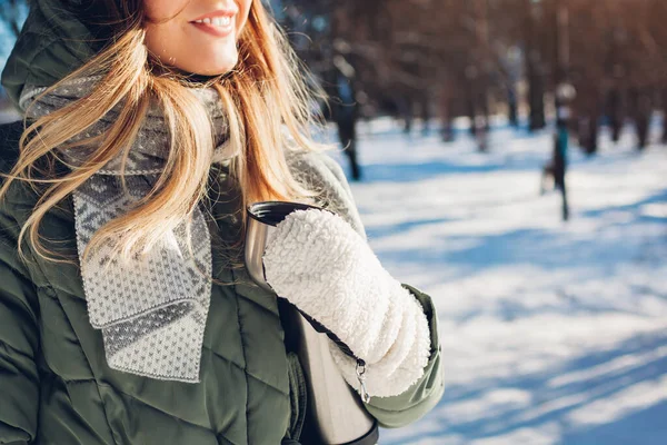 Kvinna Dricker Varmt Med Vakuumkolv Vinterparken Drycker Att Värma Upp — Stockfoto