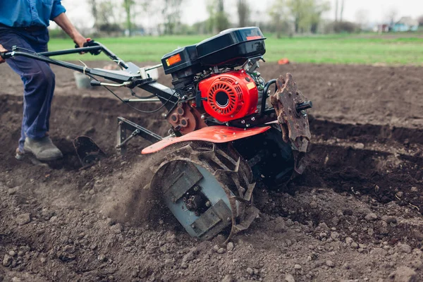 Farmář Řídí Malý Traktor Pro Pěstování Půdy Pěstování Brambor Jarní — Stock fotografie