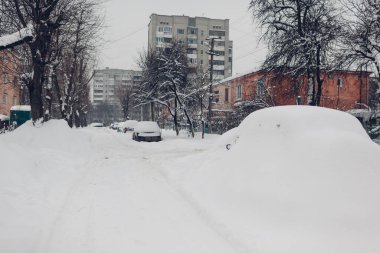 Şehirdeki kar yağışı sırasında ağır şekilde karla kaplı arabalar. Kış tipiden sonra otomobiller yığınlara sıkıştı. Ukrayna 'da Şubat fırtınası