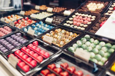 Cafe Showcase 'de çikolata renkli tatlı çeşitleri. Farklı aromalı çeşitli tatlılar dükkânda fındık baharatları var. Şekerlemeci