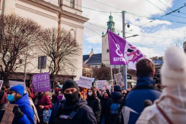 Lviv, Ukrayna - 8 Mart 2021: Uluslararası Kadınlar Günü için cinsiyetçiliğe karşı eşit haklar için feminist yürüyüş. Etrafı polislerle çevrili eylemciler