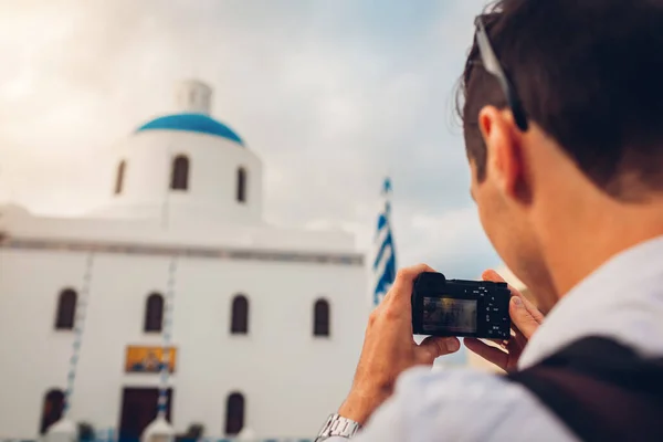 Мандрівник Санторіні Фотографує Церкву Блакитним Куполом Прапором Греція Туризм Подорожі — стокове фото