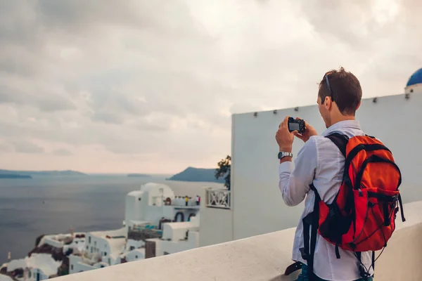 Мандрівник Санторіні Фотографує Кальдеру Греція Фотоапараті Backpacker Подорожує Під Час — стокове фото