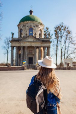 Ukrayna 'nın Pidhirtsi kentindeki Aziz Yusuf antik Roma Katolik kilisesine bakan bir turist. Antik mimari yapıları ve tarihi yerleri ziyaret ediyoruz.