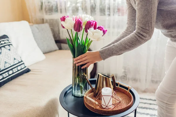 Mujer Pone Jarrón Con Flores Tulipanes Blancos Morados Mesa Ama — Foto de Stock