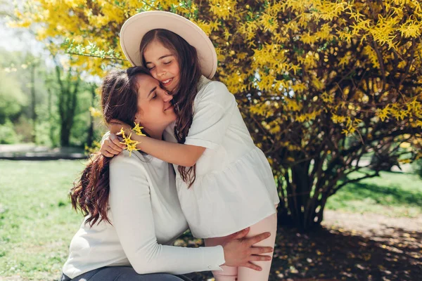 Mujer Feliz Abrazando Hija Floreciente Jardín Primavera Por Arbusto Flores —  Fotos de Stock