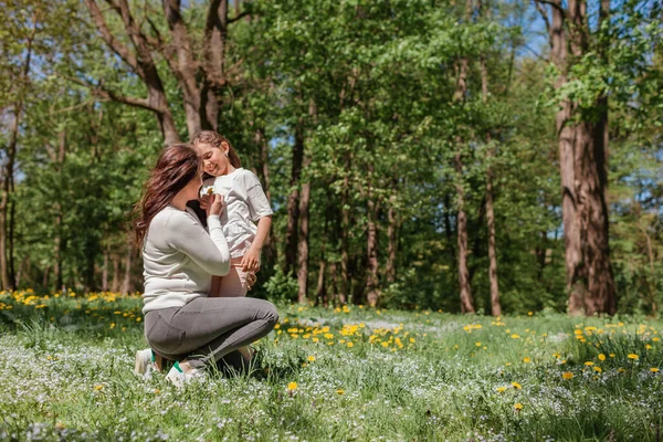 Ragazza Che Fiori Sua Madre Nel Parco Primaverile Famiglia Che — Foto Stock