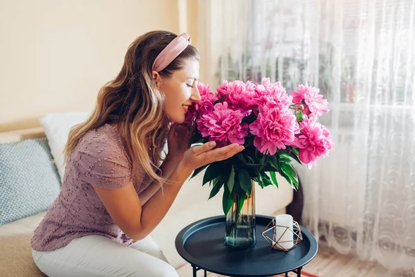 Woman Smelling Peonies Flowers Vase Home Housewife Enjoys Bouquet Fresh — Stockfoto