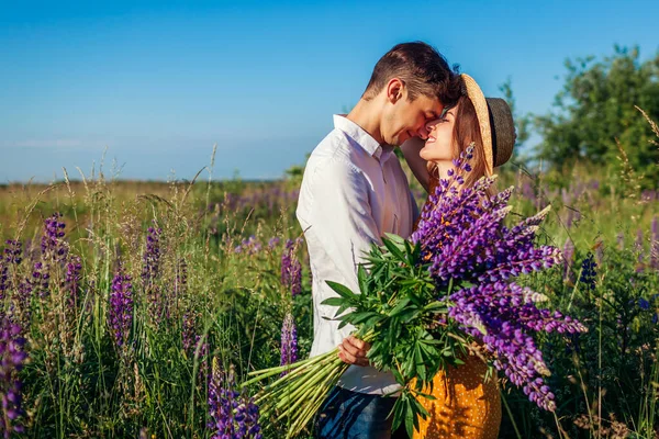 Casal Amoroso Abraçando Campo Tremoço Com Buquê Flores Roxas Homem — Fotografia de Stock