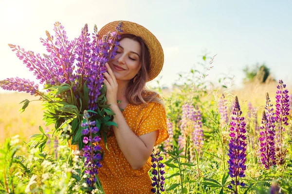 Portrét Mladé Ženy Držící Kytici Lupinových Květin Procházející Letní Louce — Stock fotografie