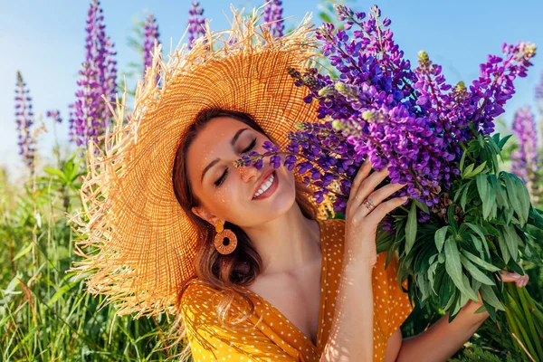 Portrét Mladé Šťastné Ženy Držící Kytici Lupinových Květin Letní Louce — Stock fotografie