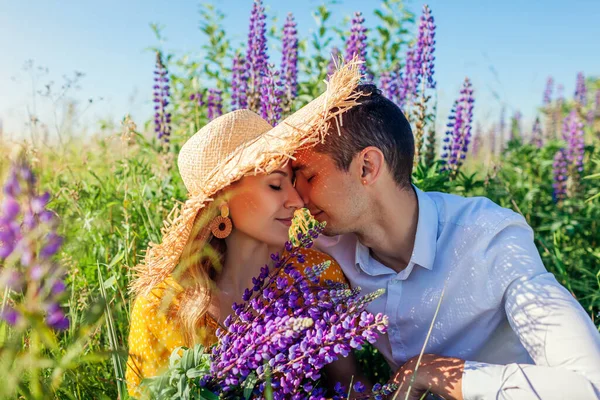 Pareja Cariñosa Abrazándose Campo Altramuces Con Ramo Flores Moradas Feliz — Foto de Stock