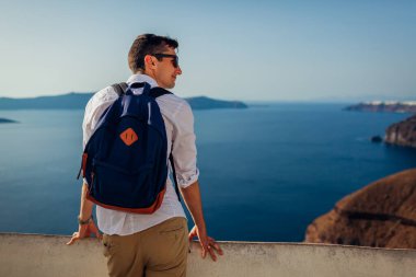 Santorini yolcusu Yunanistan 'ın Fira kentindeki Caldera manzara manzarasının keyfini çıkarıyor. Turizm, seyahat, yaz tatili.