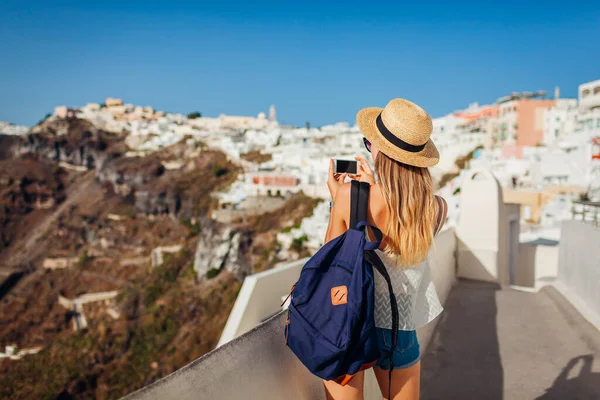 Santorini Reisende Frau Fotografiert Thera Fira Traditionelle Griechische Dorfarchitektur Auf — Stockfoto