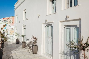Santorini Adası Fira veya Thera mimarisi. Covid sırasında boş kafeli geleneksel Yunan beyaz otel evleri. Yunanistan 'da yaz tatili