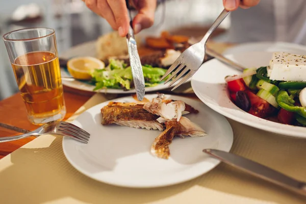 Hombre Pone Pieza Pescado Plato Con Verduras Almorzando Restaurante Aire —  Fotos de Stock