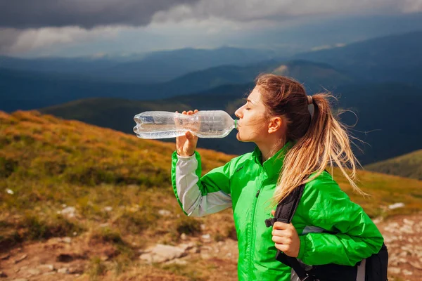 Sportive Young Woman Hiker Drinks Water While Climbing Hoverla Mountain — Stock Photo, Image