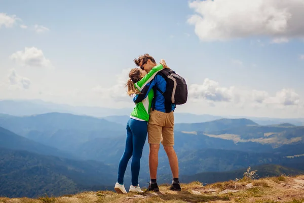 ハッピーカップルのハイカー新婚旅行は ホヴラ山の上でキスをします 幸せな観光客はカルパチアで旅行します 夏の観光ウクライナ — ストック写真