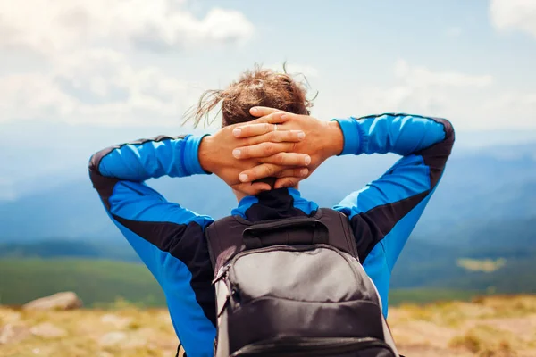 Gita Alle Montagne Dei Carpazi Estate Uomo Felice Escursionista Con — Foto Stock