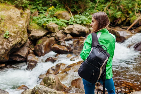 带背包的旅行者在喀尔巴阡山脉森林的山川边欣赏风景 女游客欣赏风景 前往夏季的乌克兰 — 图库照片