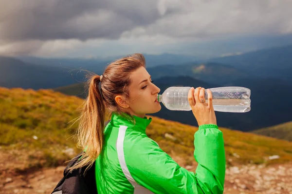 Sportive Young Woman Hiker Drinks Water While Climbing Hoverla Mountain — Stock Photo, Image