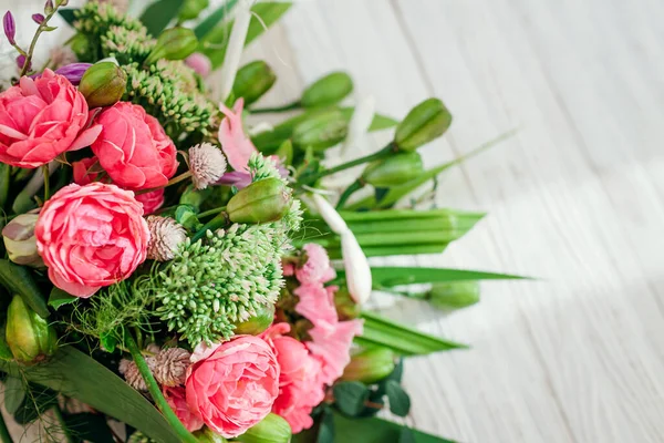 Bukiet Ślubny Różowe Białe Zielone Kwiaty Rozmieszczone Drewnianym Tle Róże — Zdjęcie stockowe