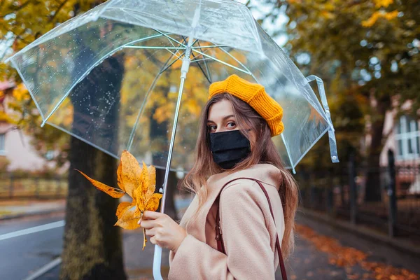 Elegante Giovane Donna Maschera Contro Passeggiate Coronavirus Sulla Strada Autunnale — Foto Stock