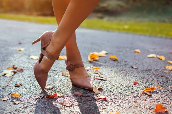Крупный План Женской Обуви Женщина Носит Стильные Коричневые Туфли Высоких — стоковое фото