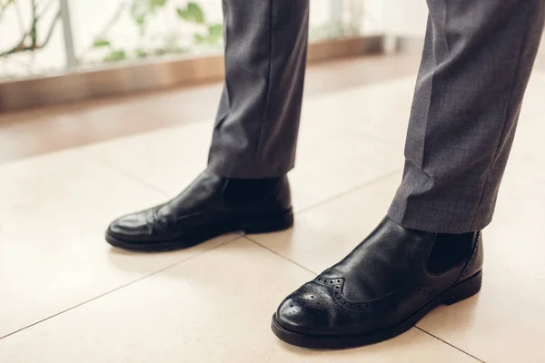 Man Draagt Zwarte Lederen Chelsea Laarzen Met Perforatie Klassieke Broek — Stockfoto