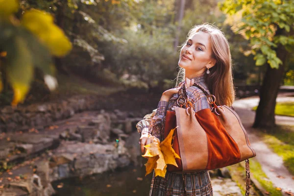 Retrato Mulher Segurando Bolsa Marrom Folhas Amarelas Parque Outono Menina — Fotografia de Stock