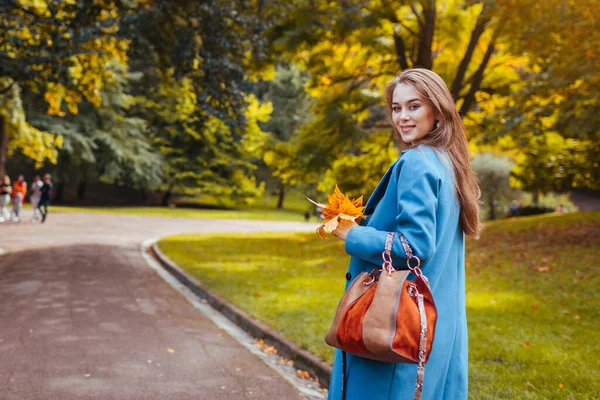 Retrato Mujer Joven Sosteniendo Bolso Marrón Hojas Parque Otoño Chica —  Fotos de Stock