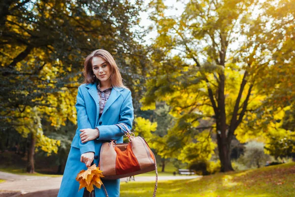 Retrato Jovem Segurando Bolsa Marrom Parque Outono Menina Elegante Usa — Fotografia de Stock