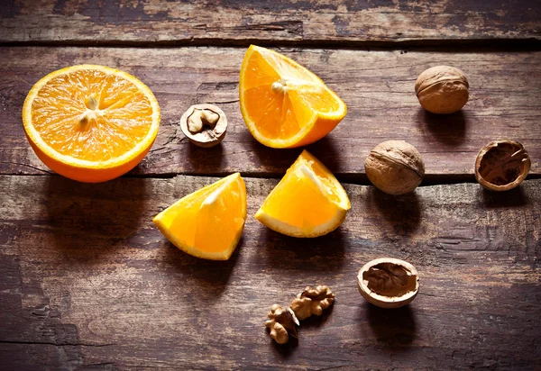 Апельсини і горіхи — стокове фото