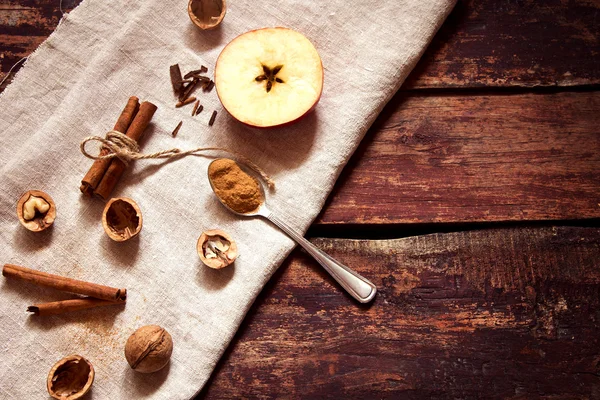 Apfel und Zimt auf dem Leinen — Stockfoto