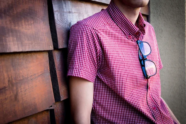 Jeune homme moderne porte une chemise et des lunettes . — Photo